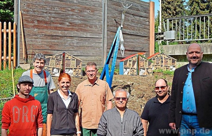 Vor dem gelungenen Gemeinschaftsprojekt (von rechts): Bürgermeister Maik Krieger, Sebastian Sieghart vom Gemeindebauhof, Künstler Karl Hofschaller, Dennis und Ingrid Heyer, Christian Feuchtner vom Gartenbauverein Hart/Alz und Gemeinderat Alexander Trost von der FoP Wald/Alz. −Foto: Anwander