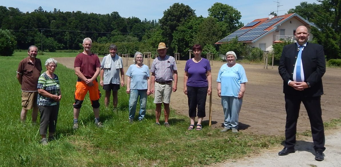 Bürgermeister Maik Krieger (re.) freut sich über die Anlage der Blühwiese und dankte den Akteuren des Harter Gartenbauvereins, die dabei Hand angelegt haben: (v.li.) Günther Baumann, Therese Meckl, Baumwart Hubert Köck, Christian Feuchtner, Ingeborg Feuchtner, Gerd Drost, Vorstand Lisa Götzl und Loni Hilger.